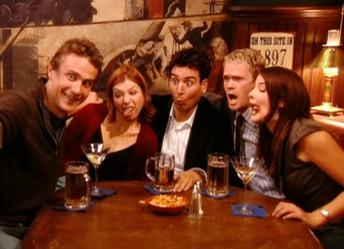 the HIMYM gang doing wacky faces